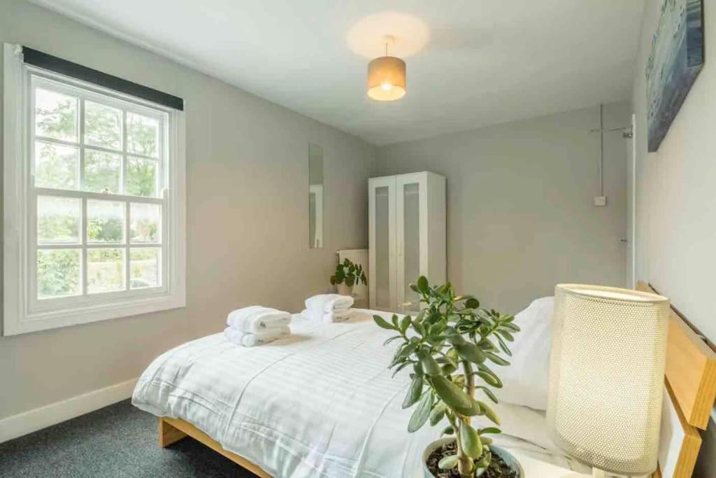 3 Bedroom Flat With Private Parking *