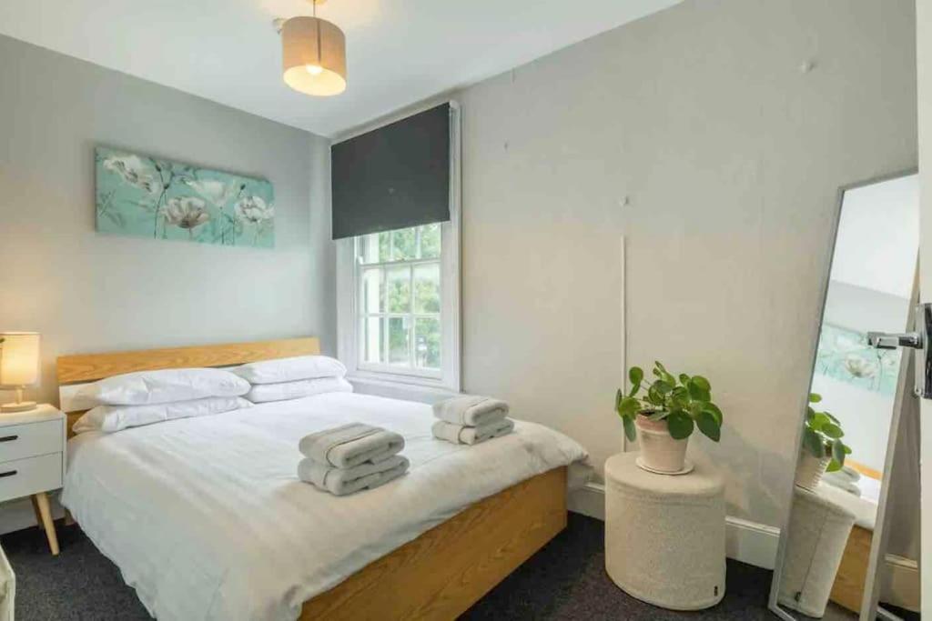 Apartment 3 Bedroom Flat With Private Parking