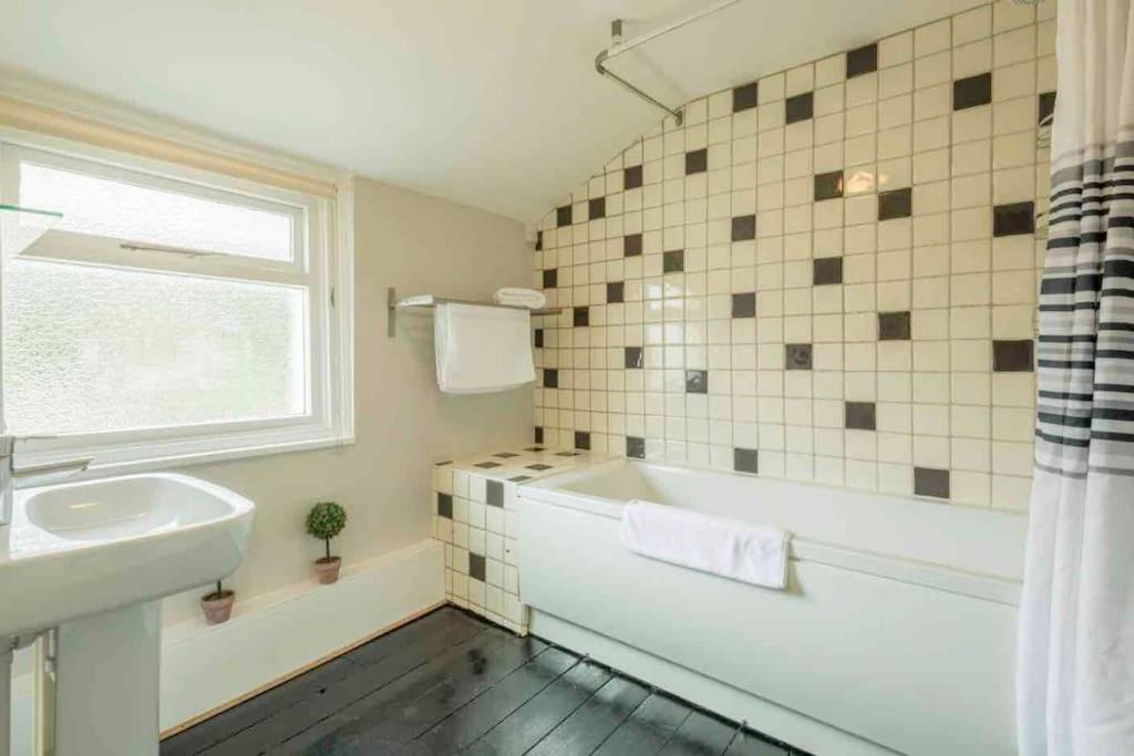 3 Bedroom Flat With Private Parking Cambridge (Cambridgeshire)