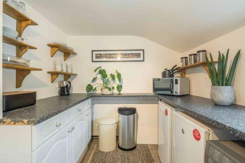 Apartment 3 Bedroom Flat With Private Parking